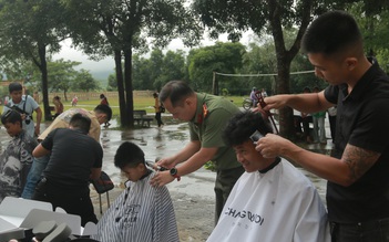 Trao quà, cắt tóc miễn phí cho học sinh vùng cao Quảng Trị