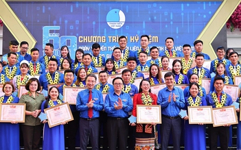 Thắp sáng tình yêu Tổ quốc và ngọn lửa sống đẹp của người trẻ