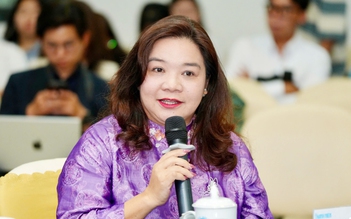 Lâm Thúy Ái - nữ doanh nhân cho gà nghe nhạc thiền và sáo trúc