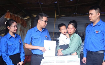 Anh Nguyễn Tường Lâm: Tình người giúp bà con vùng lũ vượt qua khó khăn