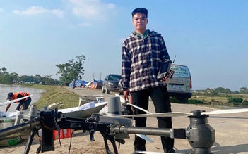 Chàng trai 19 tuổi mang drone gần 400 triệu đồng giúp người dân vùng lũ