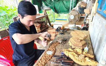 Chuyện nghệ nhân gen Z: Người 'say' nghề chạm khắc... bài vị