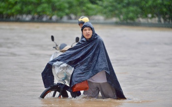 Cảnh báo đường phố Hà Nội ngập lụt 0,4 m do mưa kéo dài