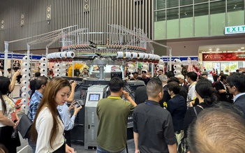 Ùn ùn xếp hàng xem triển lãm dệt may quốc tế tại TP.HCM