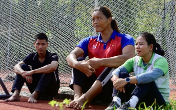 Cô gái 'khổng lồ' cao hơn 2 m ở TP.HCM: 'Tôi phải sống cho chính mình'