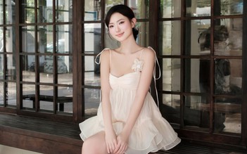 Đầm hai dây tôn lên sắc vóc ngày thu của nàng