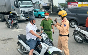 CSGT TP.HCM đo nồng độ cồn ban ngày: Nhiều người ngỡ ngàng vì bị phạt kịch khung