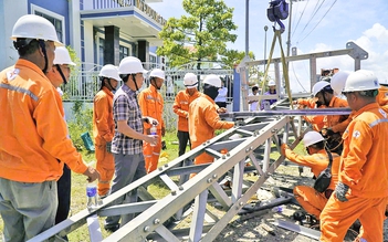 Sau bão số 10, ‘áo cam’ căng mình dựng cột điện gãy giữa trưa nắng