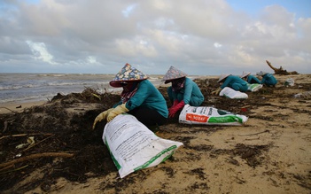 Biển Nhật Lệ ngập rác sau bão số 10, người dân Quảng Trị cật lực dọn dẹp