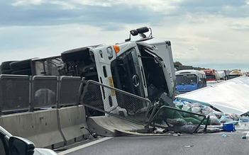 Lật xe tải trên cao tốc Vĩnh Hảo - Phan Thiết, hàng hóa văng khắp đường
