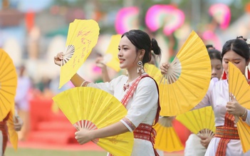 Sắc màu lễ rước y trang của đồng bào Chăm tại lễ hội Katê 2025