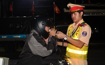 CSGT đo nồng độ cồn: 'Mới uống 2 lon' sao dính kịch khung?