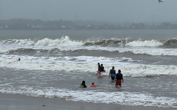Quảng Ngãi: Nhiều người tắm biển Mỹ Khê khi sóng cao 1 - 2 mét