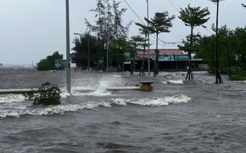 Bão Số 12: Triều cường đe dọa loạt nhà hàng ven phá Tam Giang