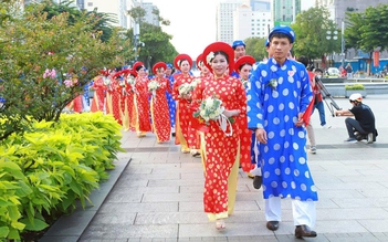 Độc đáo 50 cô dâu, chú rể di chuyển bằng metro, buýt đường sông trong lễ cưới