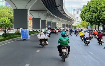 Lắp màn hình LED ở gầm cầu cạn 'dễ khiến lái xe xao nhãng'