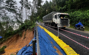 TP.Huế: Xói lở nghiêm trọng quốc lộ 49 dọc sông Hương