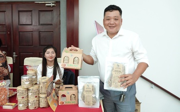 Bỏ phố về quê, đưa hành tím, củ cải trắng lên kệ siêu thị