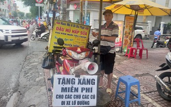 Chàng trai khuyết tật bán đậu hũ kiếm tiền phát cháo cho người nghèo