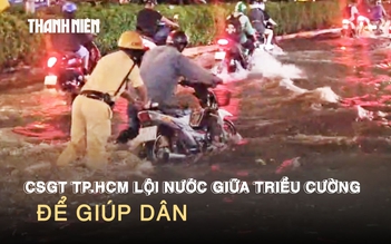 CSGT TP.HCM lội nước giữa triều cường, giúp người dân vượt qua đoạn ngập sâu
