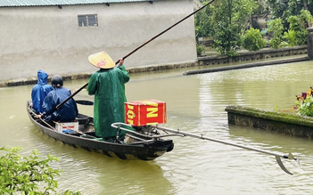Quảng Trị: Hàng trăm hộ dân xã Nam Hải Lăng ngập lụt, di chuyển bằng thuyền