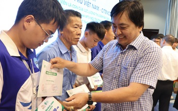 Con của công nhân vệ sinh môi trường nhận học bổng tổng trị giá 200 triệu đồng