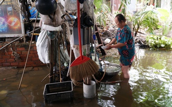 Thanh Đa, Bình Quới vẫn ngập đến trưa 25.10: Người dân bơm nước, đắp bao cát
