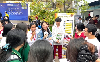 Học sinh THPT tham gia ngày hội việc làm để khám phá nghề nghiệp