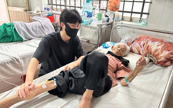 Chàng trai hiếu thảo bỏ việc chăm bà ở bệnh viện khiến hàng nghìn người xúc động