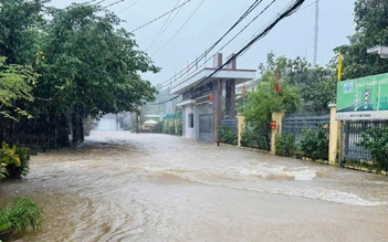 Miền Trung và Nam bộ mưa rất to, lũ lên nhanh
