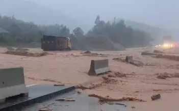 Lũ tràn qua cao tốc La Sơn - Túy Loan