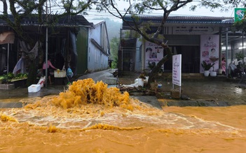 Mưa trắng trời A Lưới, đường Hồ Chí Minh thành sông