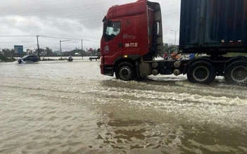 Đà Nẵng cấm đường khi nước lũ tràn qua QL1