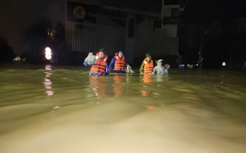 Lũ lịch sử, bủa vây khắp Huế: Người già, phụ nữ... bị mắc kẹt lên mạng kêu cứu