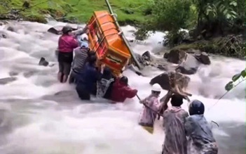 Đà Nẵng: Xót xa cảnh người dân khiêng quan tài vượt lũ dữ đi an táng