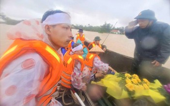 Đà Nẵng: Gia đình cầu cứu, bộ đội vượt lũ giúp an táng cụ bà 106 tuổi