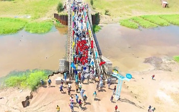 Người dân châu Phi nhảy múa trên cây cầu được chiến sĩ 'mũ nồi xanh' sửa chữa