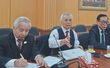 'Nhìn người ta cướp trường, các thầy có xót không?'