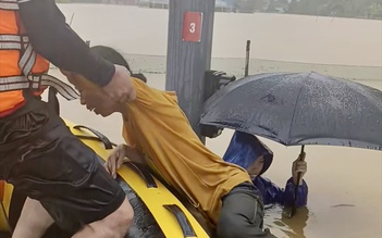 Trả nghĩa ân tình miền Trung, người Thái Nguyên vượt đường xa cứu trợ Huế giữa lũ dữ