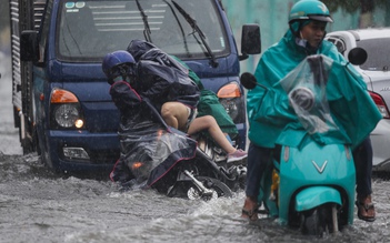 Mưa lớn ở TP.HCM: Xe chết máy la liệt, nhiều người té ngã vì ngập sâu