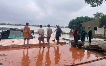 Đồng Tháp: Sạt lở bờ sông Tiền, 4 căn nhà đổ sụp xuống sông