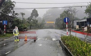 Mưa lớn gây sạt lở, cấm lưu thông trên tuyến huyết mạch nối trung tâm TP.Huế - A Lưới