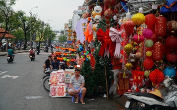 Phố Halloween ở TP.HCM ảm đạm chờ mãi mà không thấy khách đâu
