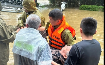 'Chị ơi đừng ngủ nghe!' - tiếng gọi nghẹn lòng giữa dòng lũ của anh công an Huế