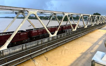 Lũ sông Hương dâng cao, đường sắt lại đưa 2 tàu chở 1.100 tấn đá giữ cầu