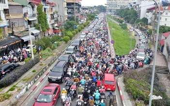 Dân bị 'đánh úp' khi sửa cầu Long Biên, giao thông hỗn loạn