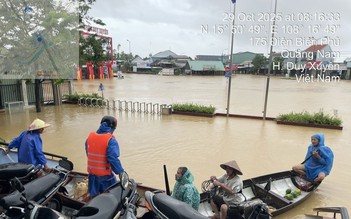 Khi người thợ điện đồng hành cùng người dân vùng lũ