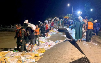 Trắng đêm chạy đua với triều cường, cứu kè biển ở Đà Nẵng