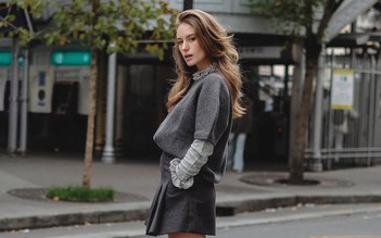 Cứ diện váy ngắn cùng bốt là tổng thể sẽ sang và chất