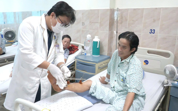 Lưỡi máy cắt cỏ bị gãy, văng ra chém đứt lìa bàn chân người đàn ông